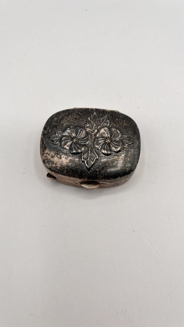 VINTAGE MERVYN'S STERLING SILVER FLORAL REPOUSSE HINGED PILL BOX